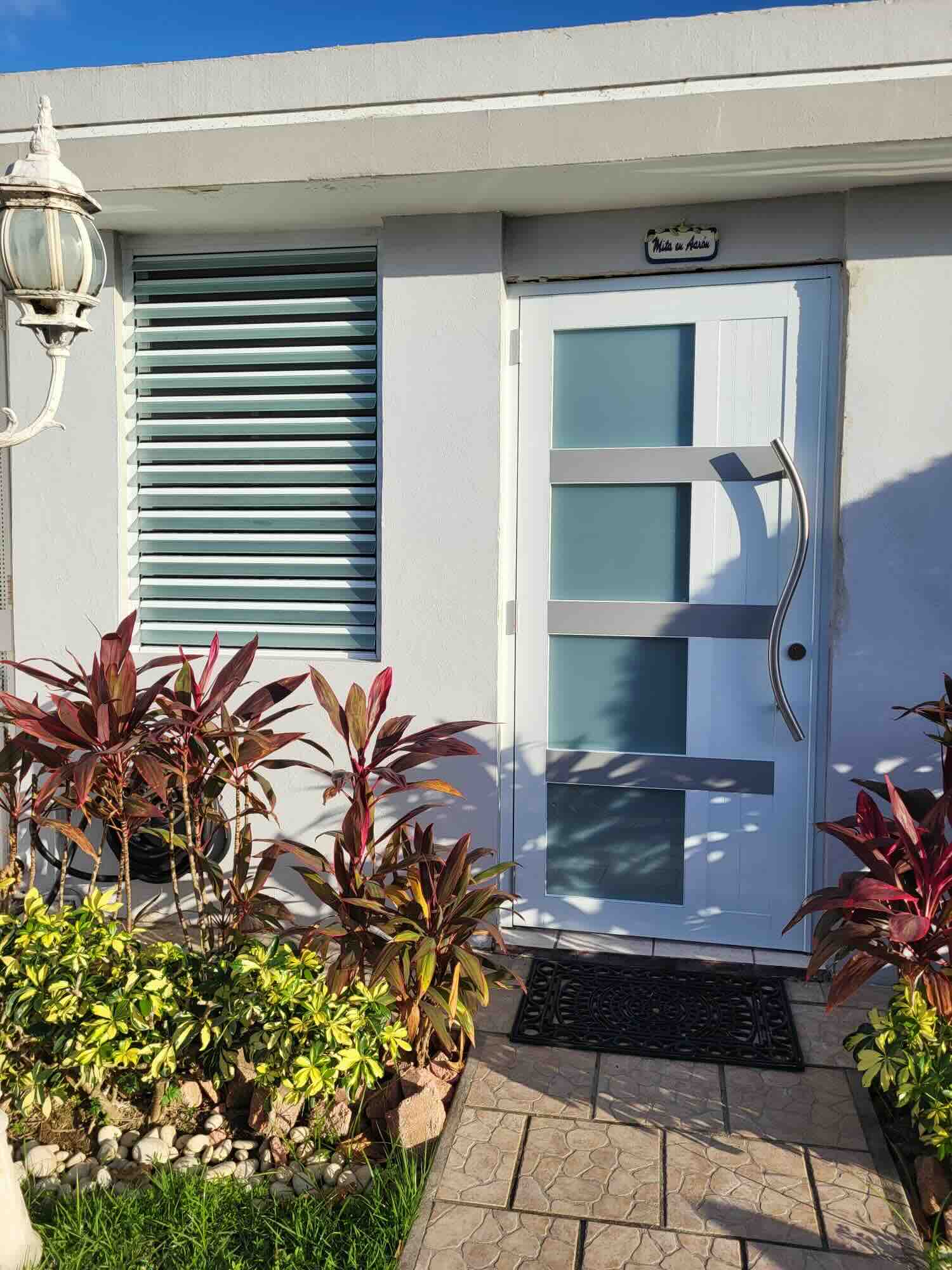 Puertas de Entrada — RGD Rodríguez Garage Door 3